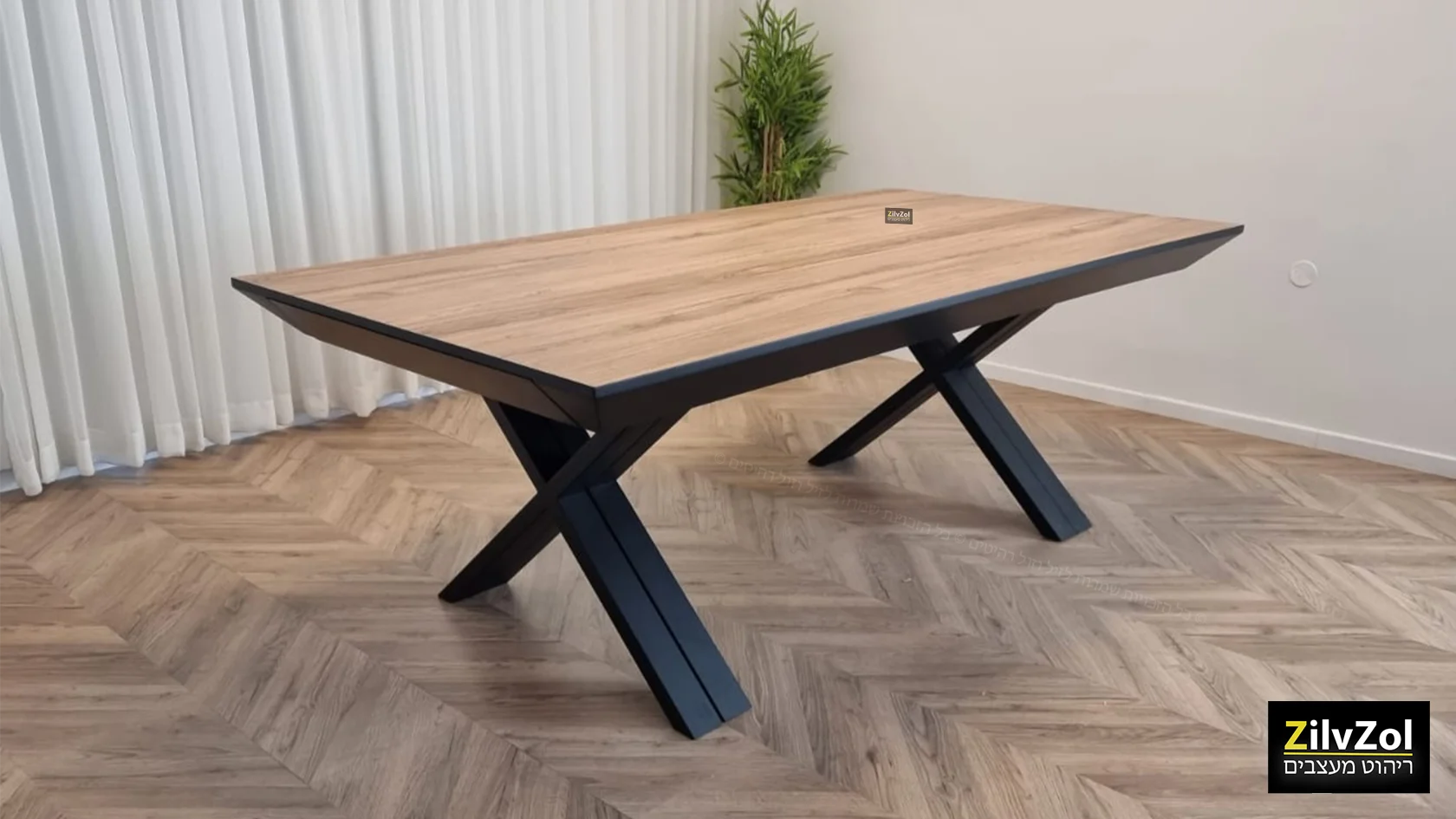 שולחן פינת אוכל דגם ג'מבו פתיחת מטרו ענקית צבע פורמייקה אלון בשילוב קנט שיפוע שחור, רגליים מתכת שחור